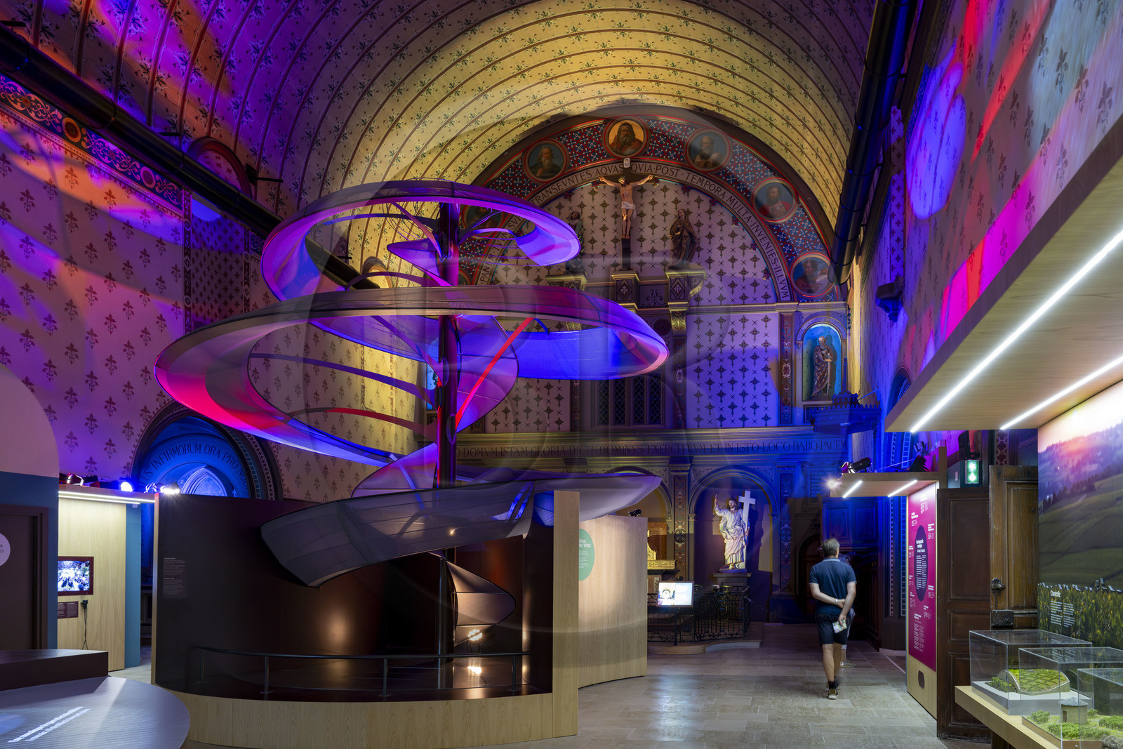 France, Côte-d'Or (21), Dijon, zone classée Patrimoine Mondial de l'UNESCO, Cité Internationale de la Gastronomie et du Vin par l'architecte Anthony Béchu, intérieur de la Grande Chapelle de l'ancien hopital général, exposition sur les climats et les terroirs