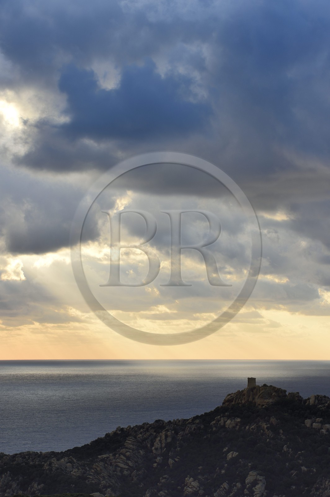 France, Corse-du-Sud (2A), le site naturel de Cala de Roccapina, la tour génoise et le rocher du Lion