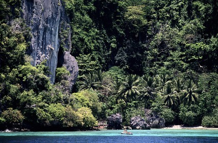 Thaïlande, Archipel de Ko Phi Phi, île de Phi Phi Don, falaise et plage