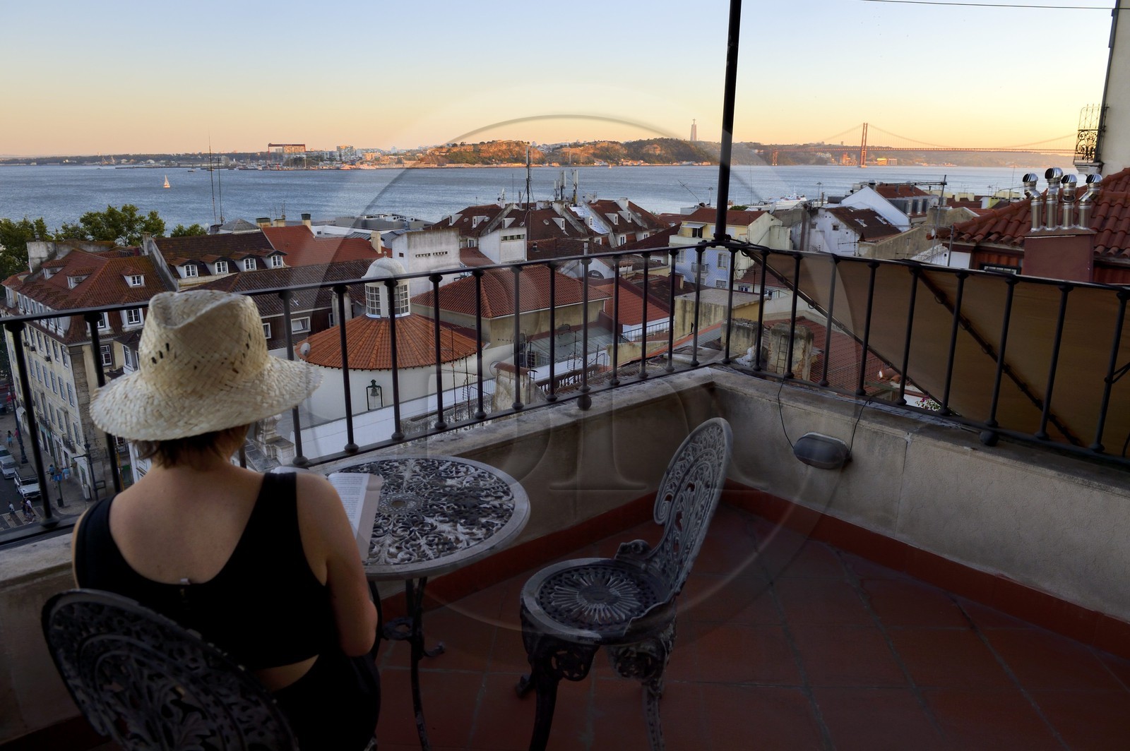 Portugal, Lisbonne, quartier du Chiado, terrasse avec vue sur la rive sud du Tage et le pont du 25 de Abril