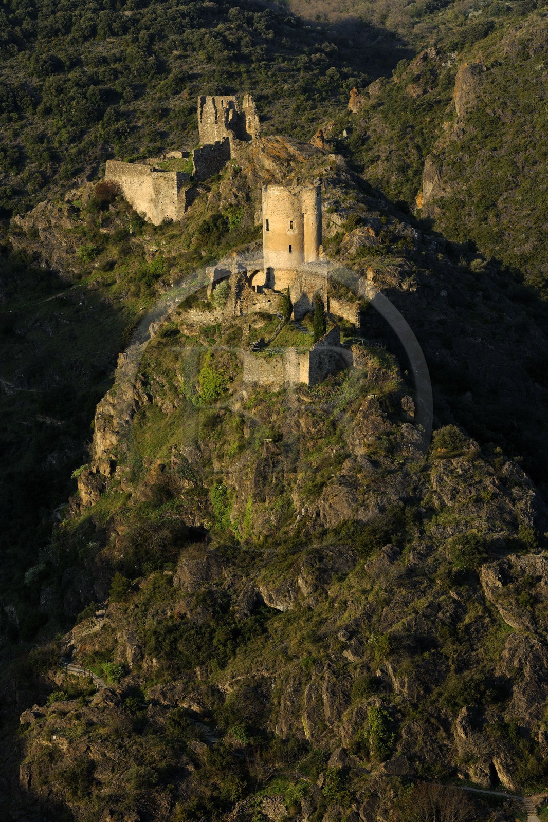 France, Aude (11), les tours du château cathare de Lastours