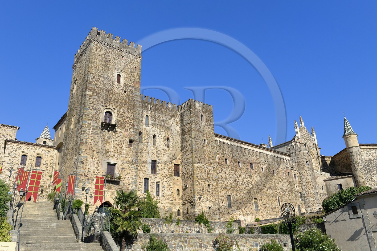 Espagne, Estremadure, Guadalupe, monastère royal de Santa Maria de Guadalupe classé Patrimoine mondial de l'UNESCO, sanctuaire formé de huit tours construit à l'endroit où la vierge apparut à un berger