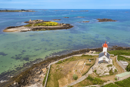 France, Finistère (29), Pays des Abers, estuaire de l'Aber Wrac'h, phare de l'Ile Wrac'h et les petites Iles Vrac'h en arrière plan (vue aérienne)