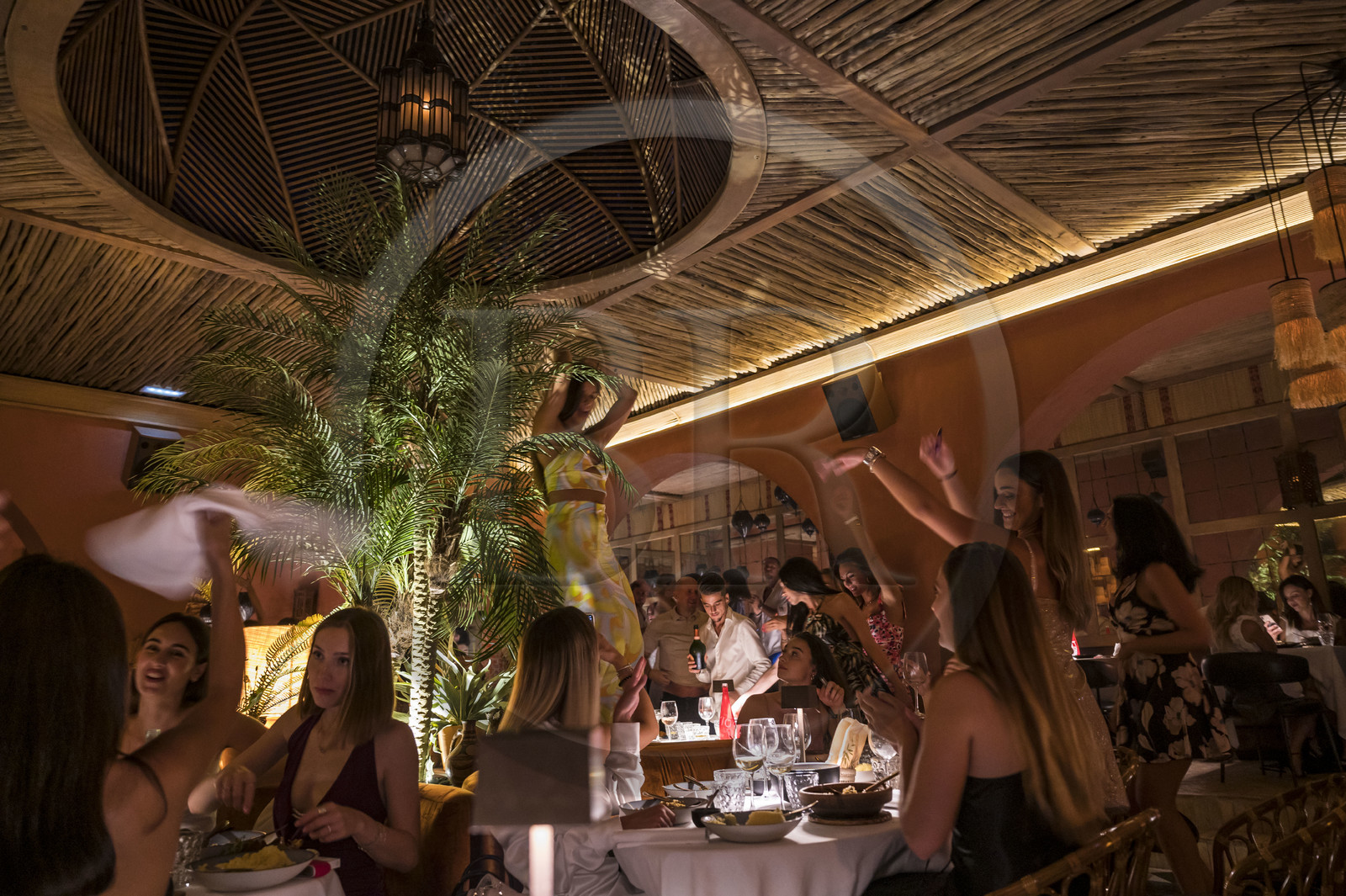 France, Alpes-Maritimes (06), Cannes, diner festif au restaurant en vogue Le Salama