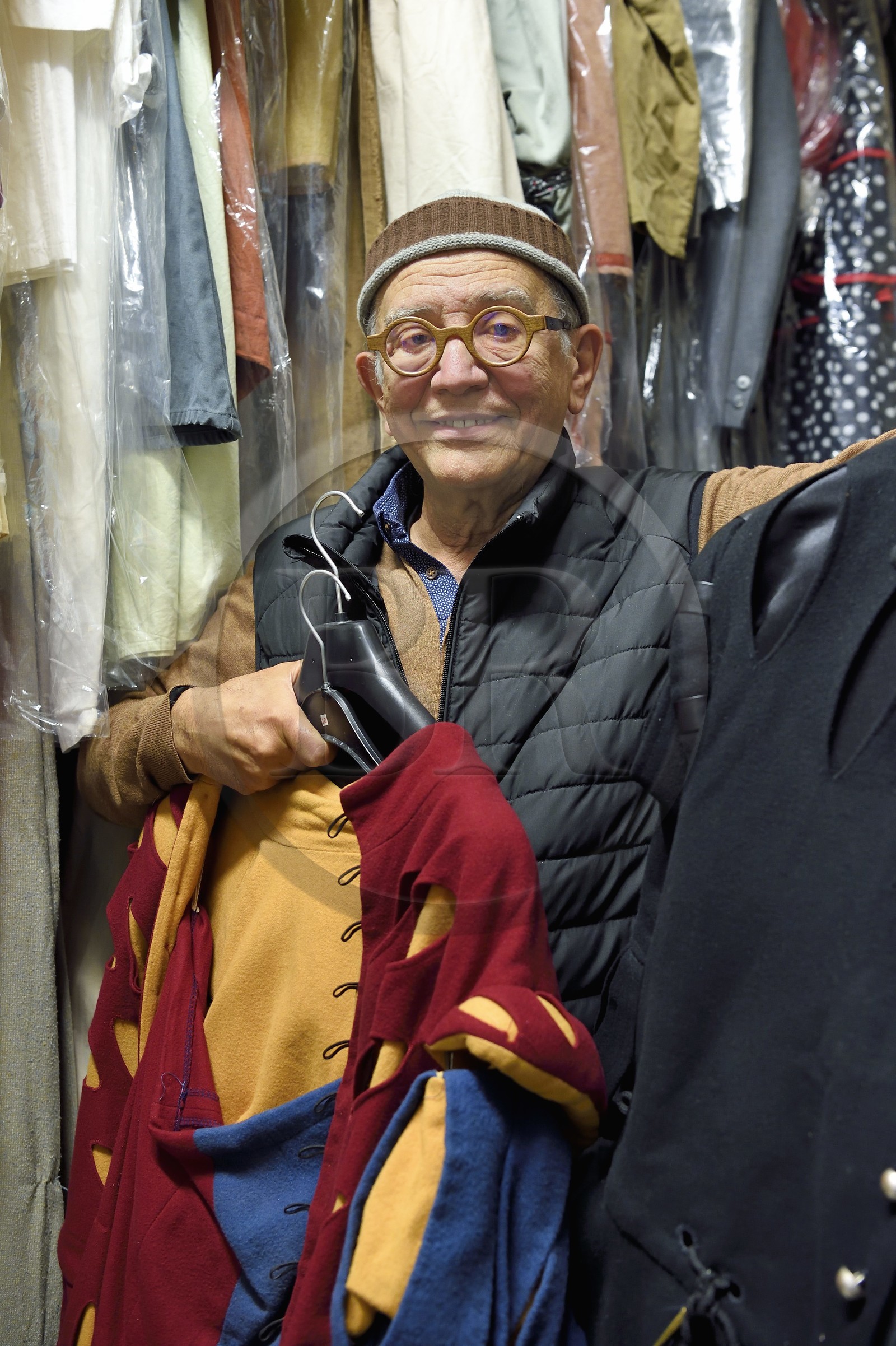 France, Haute-Loire (43), Le Puy-en-Velay, Théatre de l'Alauda, le metteur en scène et créateur de la fête du Roi de l’Oiseau Jean-Louis Roqueplan dans la salle des costumes