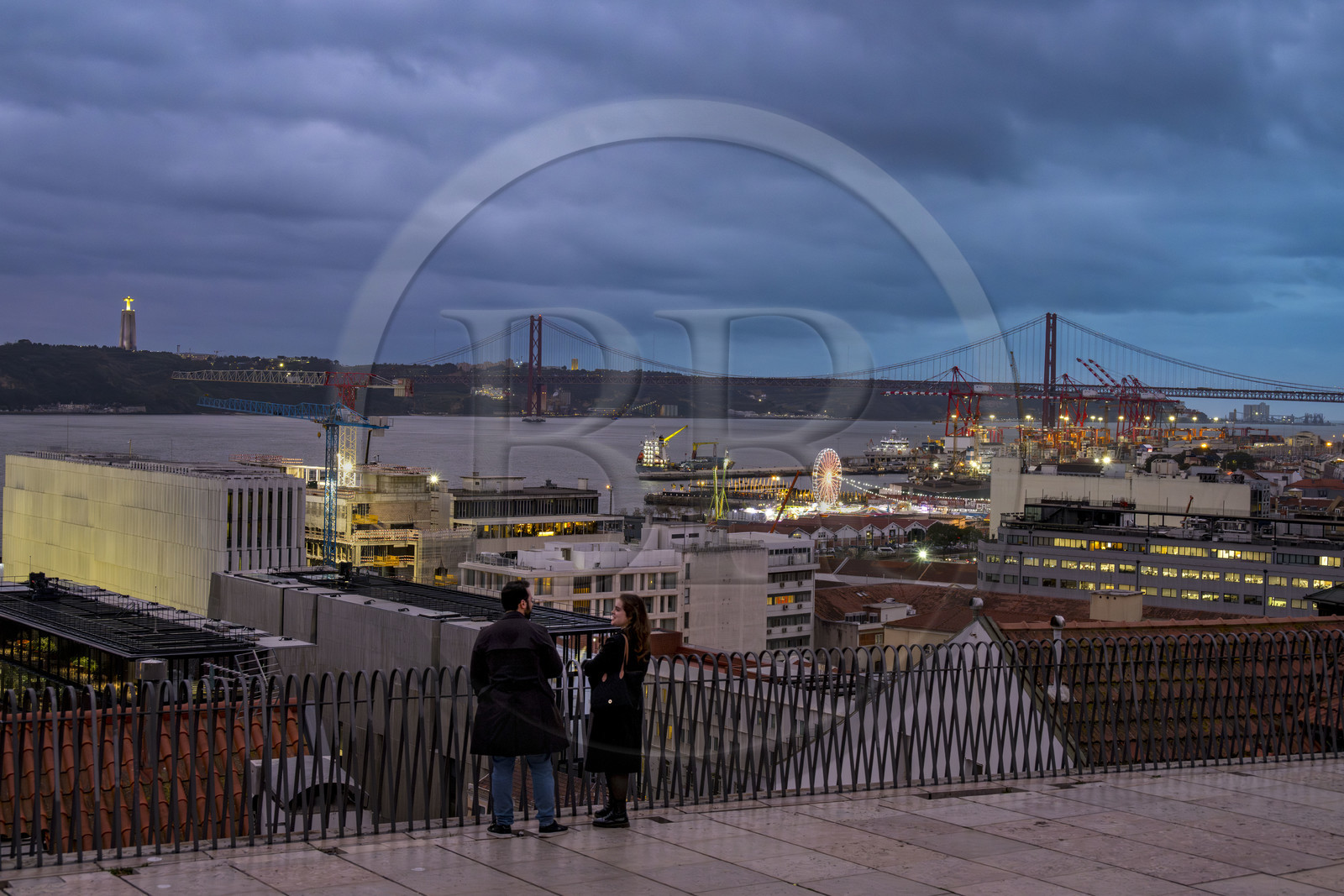 Portugal, Lisbonne, Miradouro de Santa Catarina dans les hauteurs du quartier de Bica, vue sur le Tage et le Ponte 25 de Abril