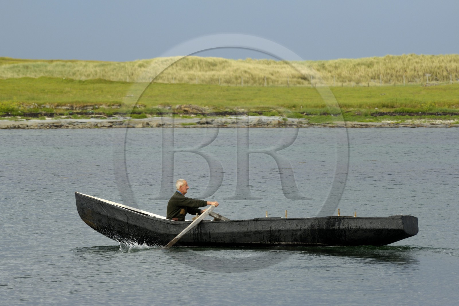 Irlande, Comté de Galway, Aran Islands, Inishmore, curragh (canot en bois et toile goudronnée traditionnel) dans la baie de Killeany