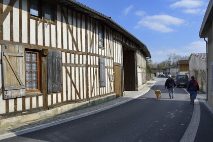 France, Marne (51), village de Saint-Amand-sur-Fion, ferme à pan de bois Petite rue de l'Eglise