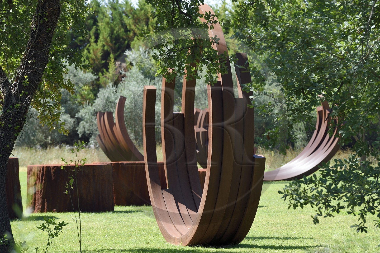 France, Var (83), Le Muy, Fondation Bernar Venet, arches métalliques de Bernar Venet disséminées dans le parc