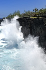 France, Ile de la Reunion, côte sud, Saint-Philippe, le Cap Méchant est situé le long d'une côte déchiquetée de roche volcanique frappée par la houle et typique de la région appelée Sud sauvage