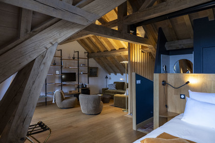 France, Côte-d'Or (21), Paysage culturel des climats de Bourgogne classés Patrimoine Mondial de l'UNESCO, Route des Grands Crus, vignoble de la Côte de Nuits, Vosne-Romanée, chambre d'hôtes de La Cuverie de Vosne mais aussi café, restaurant, épicerie et Poste