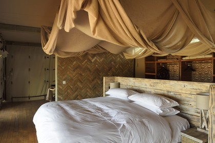 Zimbabwe, province de Matabeleland septentrional, parc national Hwange, Somalisa Camp de African Bush Camps, intérieur d'une tente