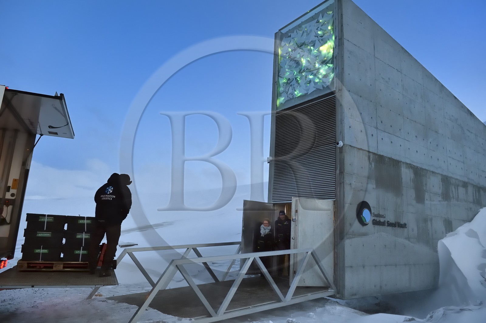 Norvège, Svalbard, Spitzberg, Longyearbyen, la Réserve mondiale de semences du Svalbard (banque de graines du Global Seed Vault) permet une sauvegarde de sécurité pour les collections existantes de banques de gènes, livraison des semences par NordGen
