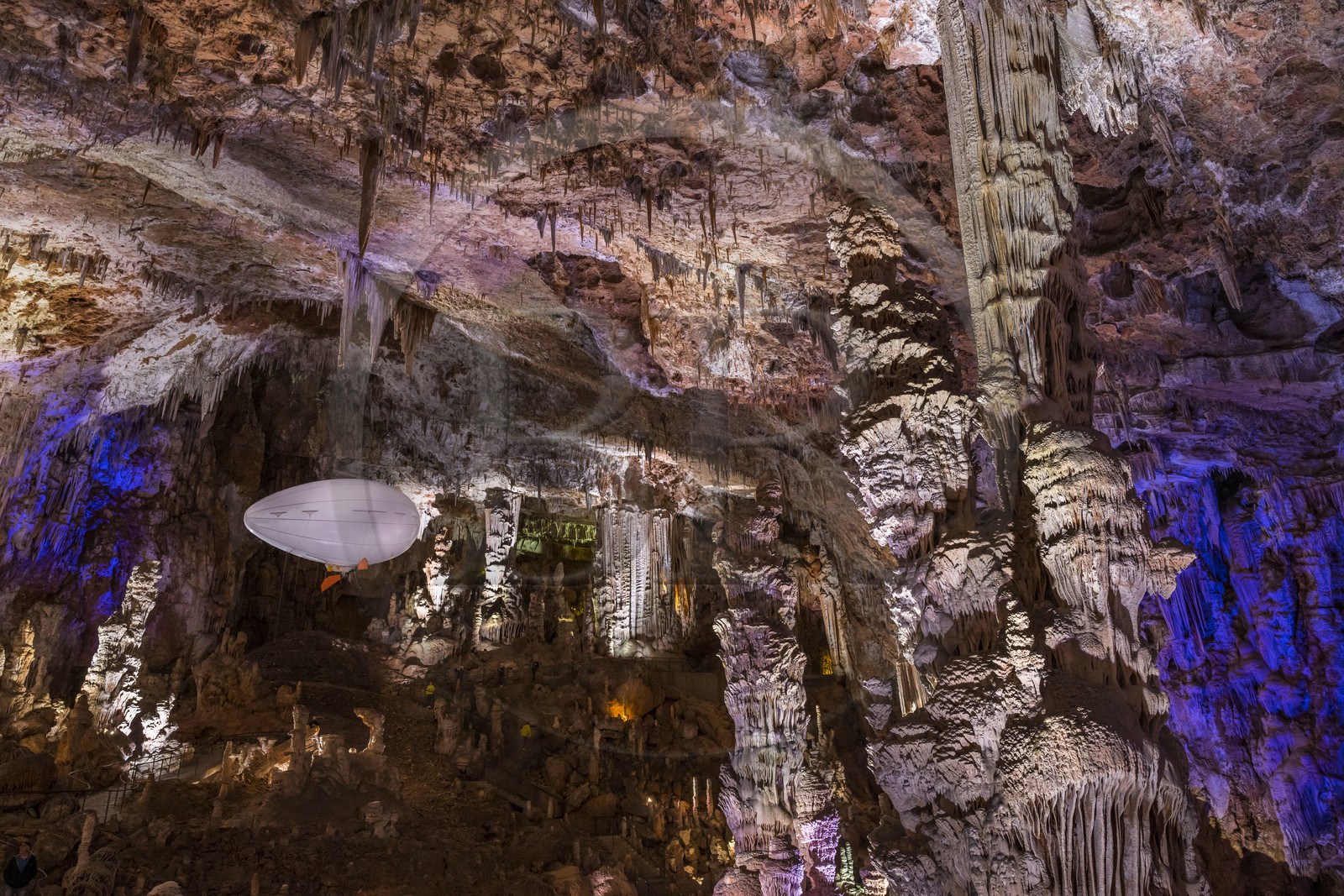 France, Gard (30), Méjannes-le-Clap, grotte de La Salamandre, découverte de la grotte en Aéroplume®, un ballon dirigeable individuel gonflé à l'hélium qui permet de s'envoler en battant des ailes