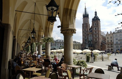 Pologne, Cracovie, vieille ville (Stare Miasto), terrasse de café sous la Halle aux Draps sur la place du Marché face à Notre-Dame