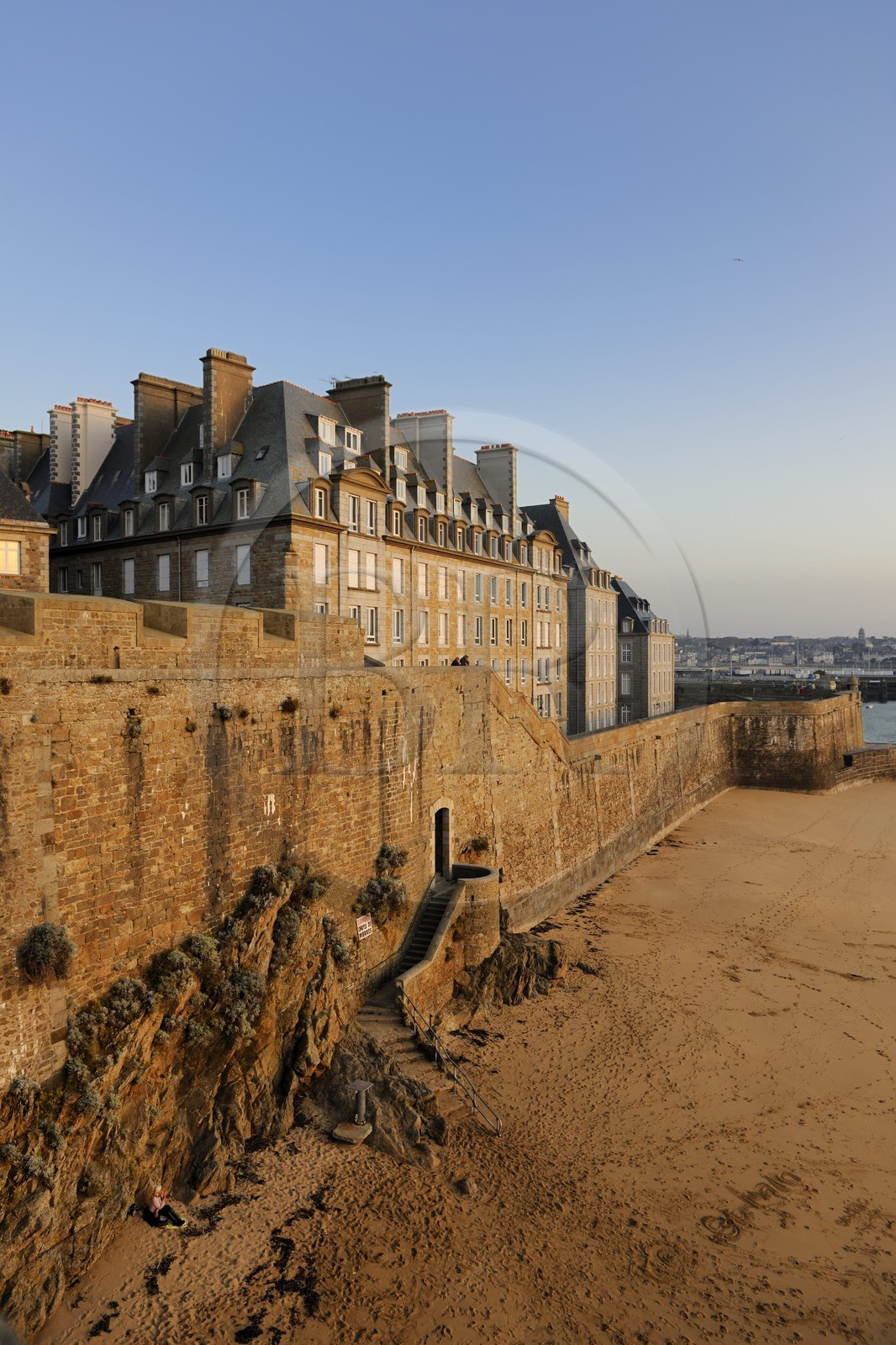 France, Ille-et-Vilaine (35), côte d'émeraude, Saint-Malo, la plage au pied des remparts de la ville intra-muros