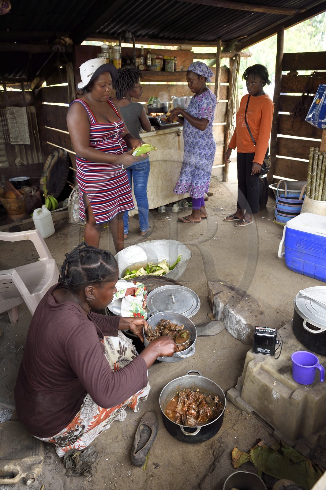 Gabon, province de Ogooué- Maritime, Omboué, région du Loango, préparation du repas en cuisine