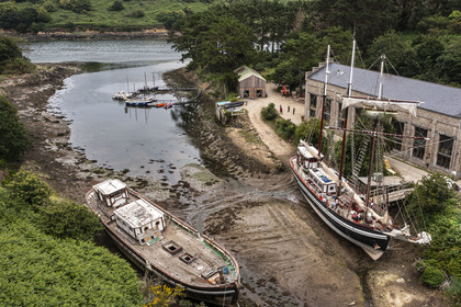 France, Finistère (29), Pays des Abers, Aber Wrac'h, Lannilis, le Moulin de l'Enfer, chantier naval de l'association AJD (association Amis de Jeudi-Dimanche) fondée par le Père Jaouen, l'épave de la goélette à trois mâts et hunier le Bel Espoir II à gauche et le nouveau Bel Espoir II à coque en acier à droite (vue aérienne)