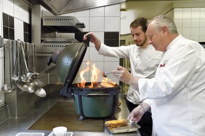 France, Charente (16), Bourg-Charente, restaurant La Ribaudière 1 étoile Michelin, le chef étoilé Thierry Verrat et son fils Julien, préparation du suprême de volaille de Barbezieux en 2 cuissons, confit et grillé au bois de barrique