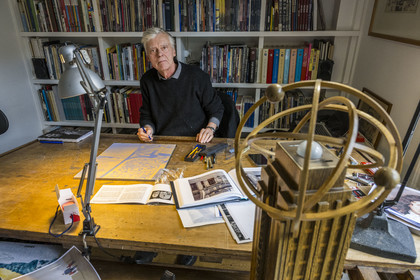 France, Paris (75), le dessinateur et auteur de bande-dessinée François Schuiten dans son atelier parisien, il fait des retouches à son dessin sur une des futures plaques de céramique qui orneront le quai de la station de métro Pont de Sèvres du futur réseau du Grand Paris Express