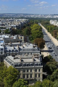 France, Paris (75), immeuble Haussmannien sur la place de l'Etoile à l'angle de l'avenue Foch vu du haut de l'Arc de Triomphe