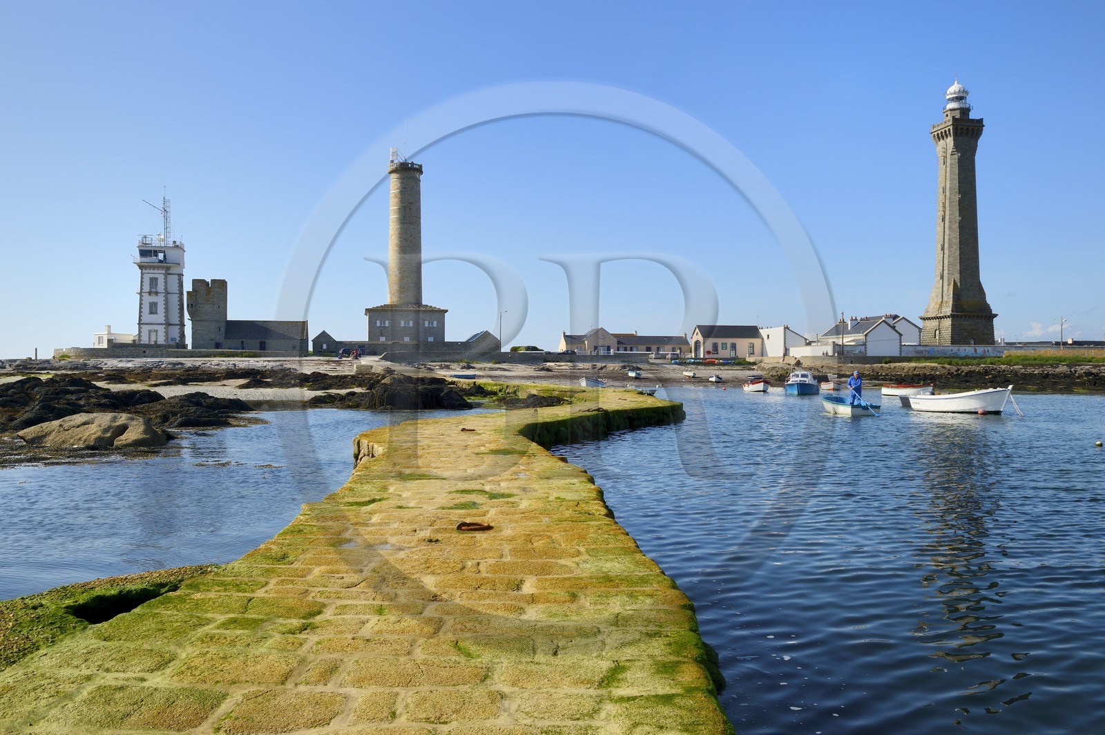 France, Finistère (29), Penmarc'h, Pointe de Penmarch, port Saint-Pierre, phare d'Eckmühl à droite, ancien phare et sémaphore à gauche