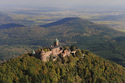 France, Bas-Rhin (67), le château du Haut-Koenigsbourg dans la forêt des Vosges (photo aérienne)