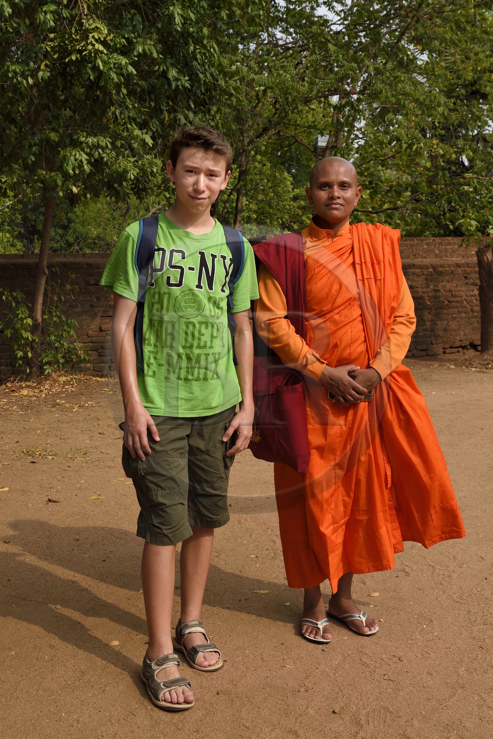 Sri Lanka, province du Centre-Nord, Polonnaruwa, l'ancienne capital du pays (XIe au XIIIe siècle) est classée au Patrimoine Mondial de l'UNESCO, Paul et une nonne bouddhiste