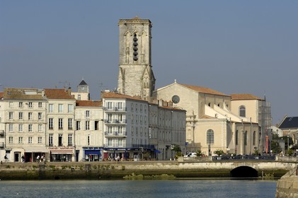 France, Charente-Maritime (17), La Rochelle, le Vieux Port, le quai Duperré et église Saint-Sauveur