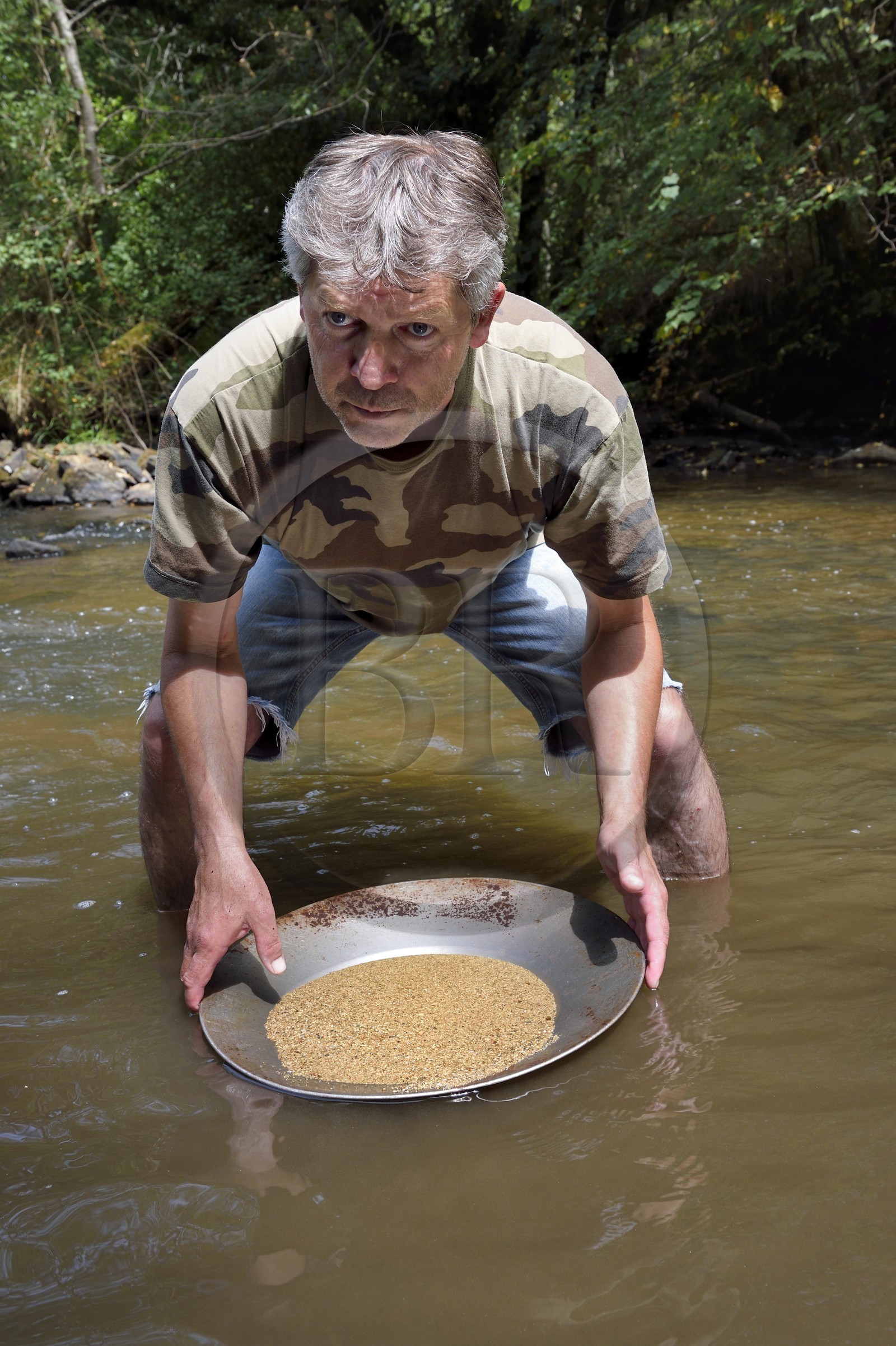 France, Dordogne (24), région de Jumilhac-le-Grand, orpaillage dans la rivière l'Isle vers Tindeix, le chercheur d'or Philippe Roubinet