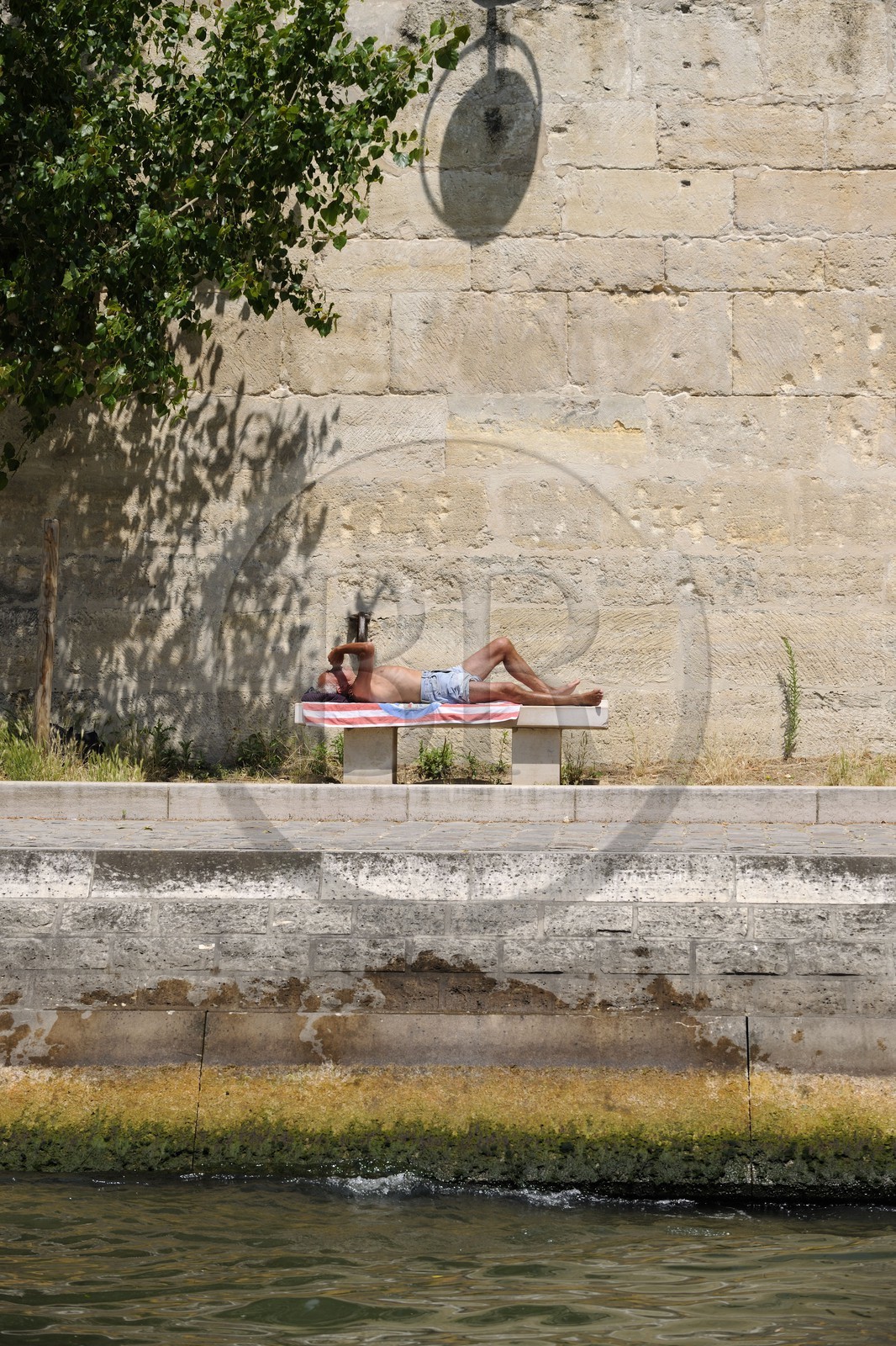 France, Paris (75), scéance de bronzage sur les quais de Seine