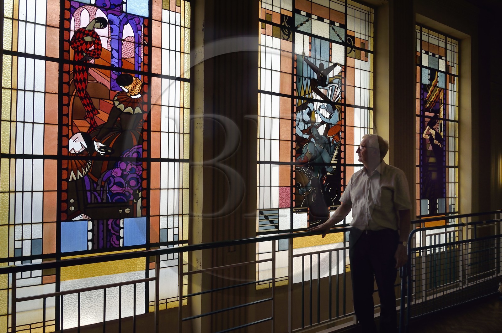 France, Allier (03), Vichy, l'ancien Petit Casino et actuel Centre culturel Valery-Larbaud, vitraux art Déco de Francis Chigot, l'historien Michel Promérat