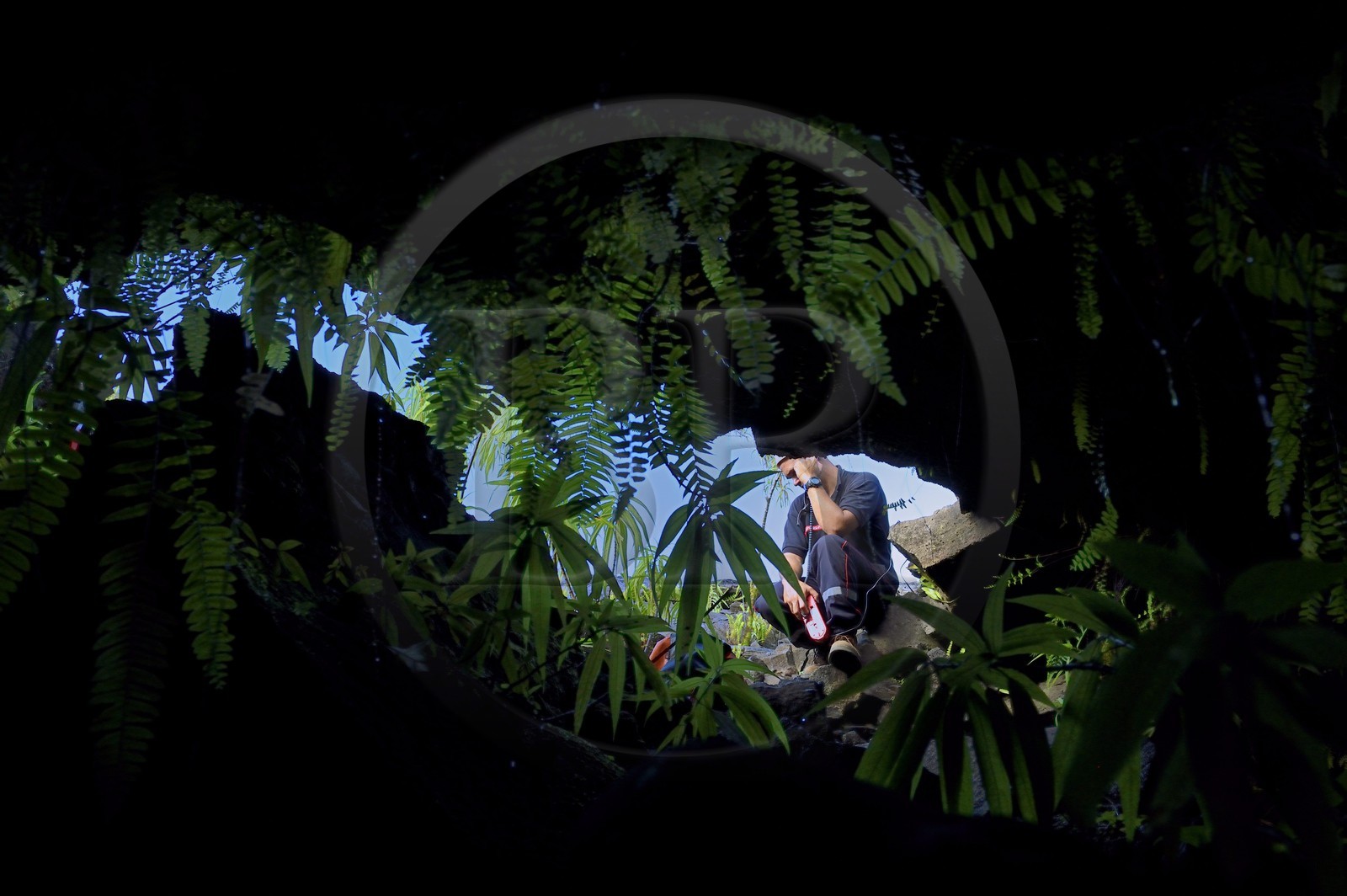 France, Ile de la Reunion, volcan du Piton de la Fournaise, classé Patrimoine Mondial de l'UNESCO, le Grand-Brûlé, coulée de lave récente, pompier à l'entrée d'un tunnel de lave à l'occasion d'un exercice de sauvetage
