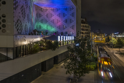 France, Hérault (34), Montpellier, immeuble le Belaroïa regroupant un hotel 4 étoiles le Golden Tulip, un hotel 3 étoiles le Campanile, un restaurant bistronomique Chez Delagare, un bar à cocktail Nectar Cocktail Club, un business center et des appartements privés