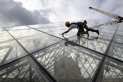 France, Paris (75), le musée du Louvre, laveurs de vitres sur la façade en verre de la pyramide de l'architecte Ieoh Ming Pei