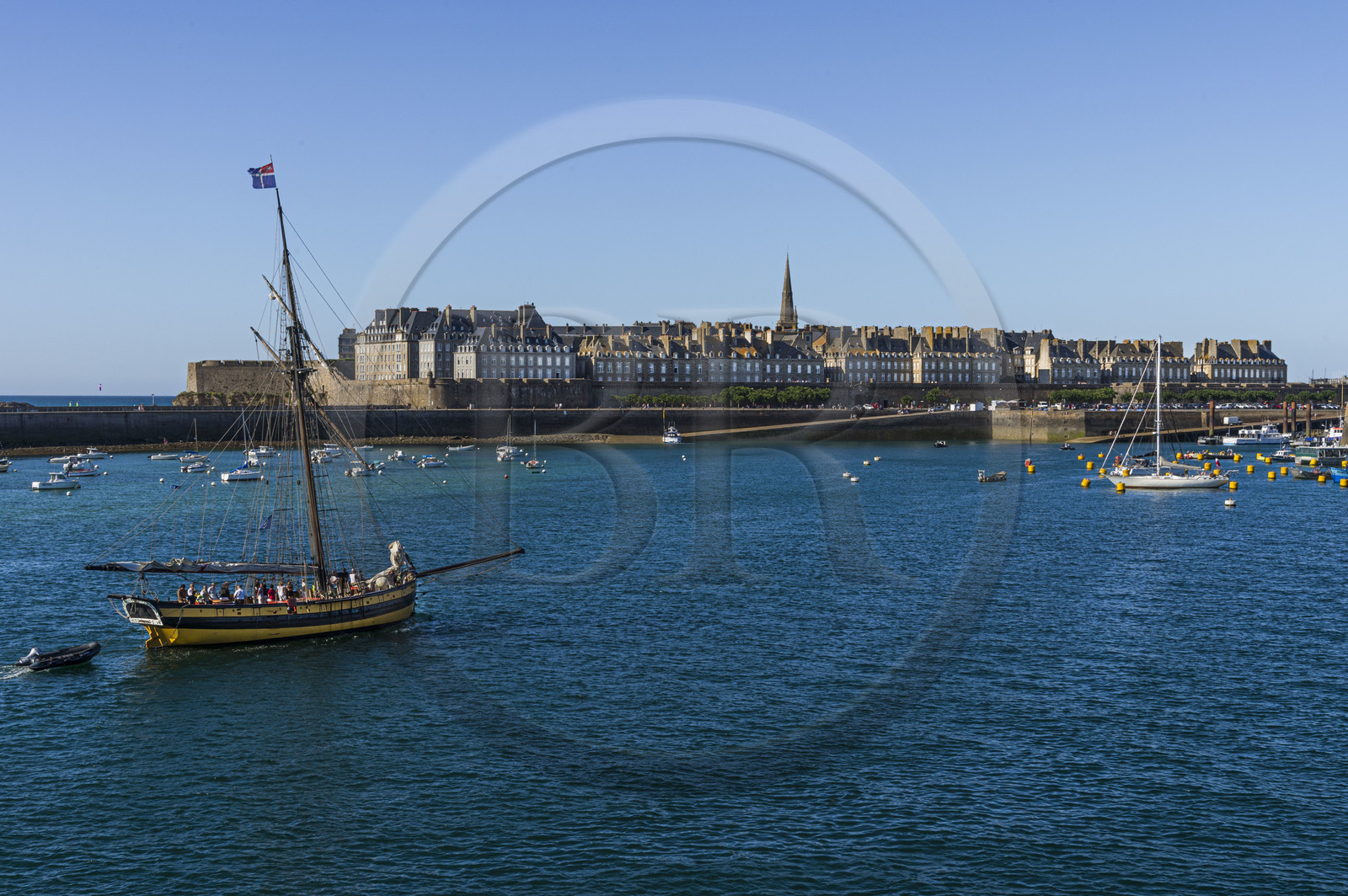 France, Ille-et-Vilaine (35), Côte d'Emeraude, Saint-Malo, la ville close à l'entrée du port