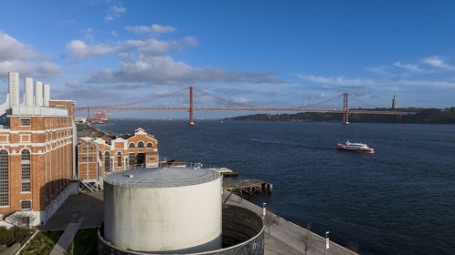 Portugal, Lisbonne, le MAAT (musée d'art, d'architecture et de technologie) installé aussi dans l'ancienne centrale électrique de Central Tejo et le pont du 25 de Abril sur le Tage en arrière plan (vue aérienne)