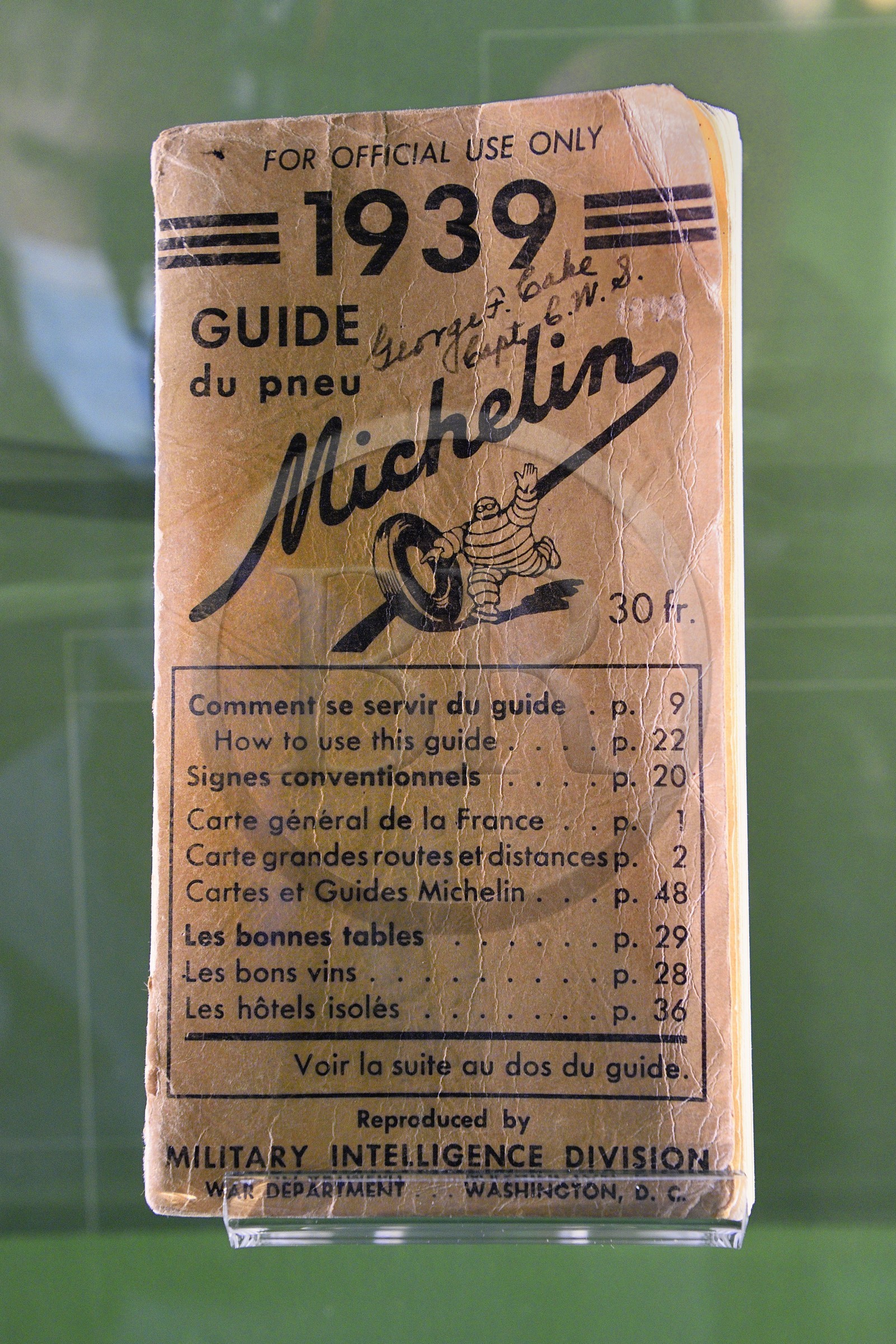 France, Puy-de-Dôme (63), Clermont-Ferrand, L'Aventure Michelin, musée retraçant toutes les activités du groupe Michelin, Guide Michelin original de 1939 par le renseignement militaire américain pour le D-DAY WWII (1944), les cartes du guide permettaient aux soldats US de se repérer sur les routes vers Paris