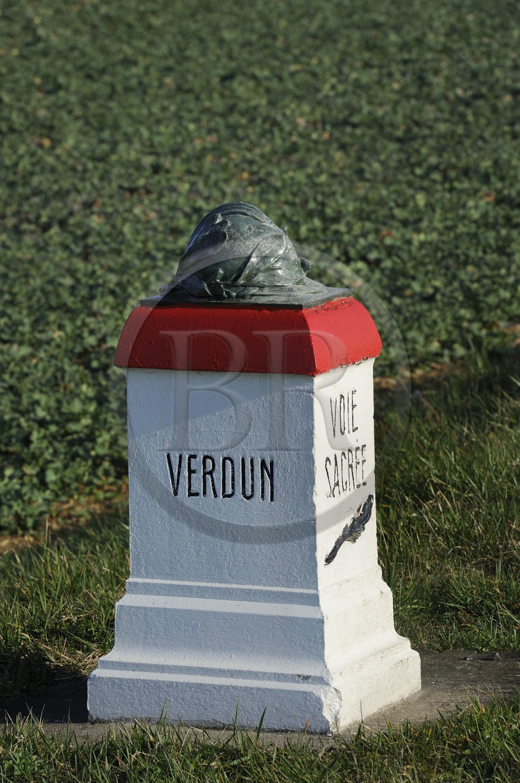 France, Meuse (55), région de Verdun, borne kilométrique de la Voie Sacrée sur la route entre Verdun et Bar le Duc