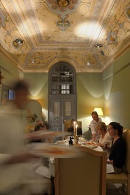 Grèce, Les Cyclades, mer Égée, île de Santorin (Thira ou Théra), village de Pyrgos, l'hôtel Relais & Châteaux Zannos Melathron, la salle à manger