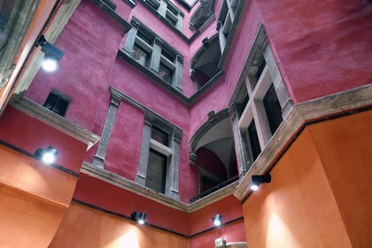 France, Haute-Loire (43), Le Puy-en-Velay, étape classée Patrimoine Mondial de l'UNESCO dans le cadre des chemins de Compostelle, place du Plot, Logis de Guyot de Licques, receveur du Roy (1597), abrite aujourd'hui une agence du Crédit Agricole