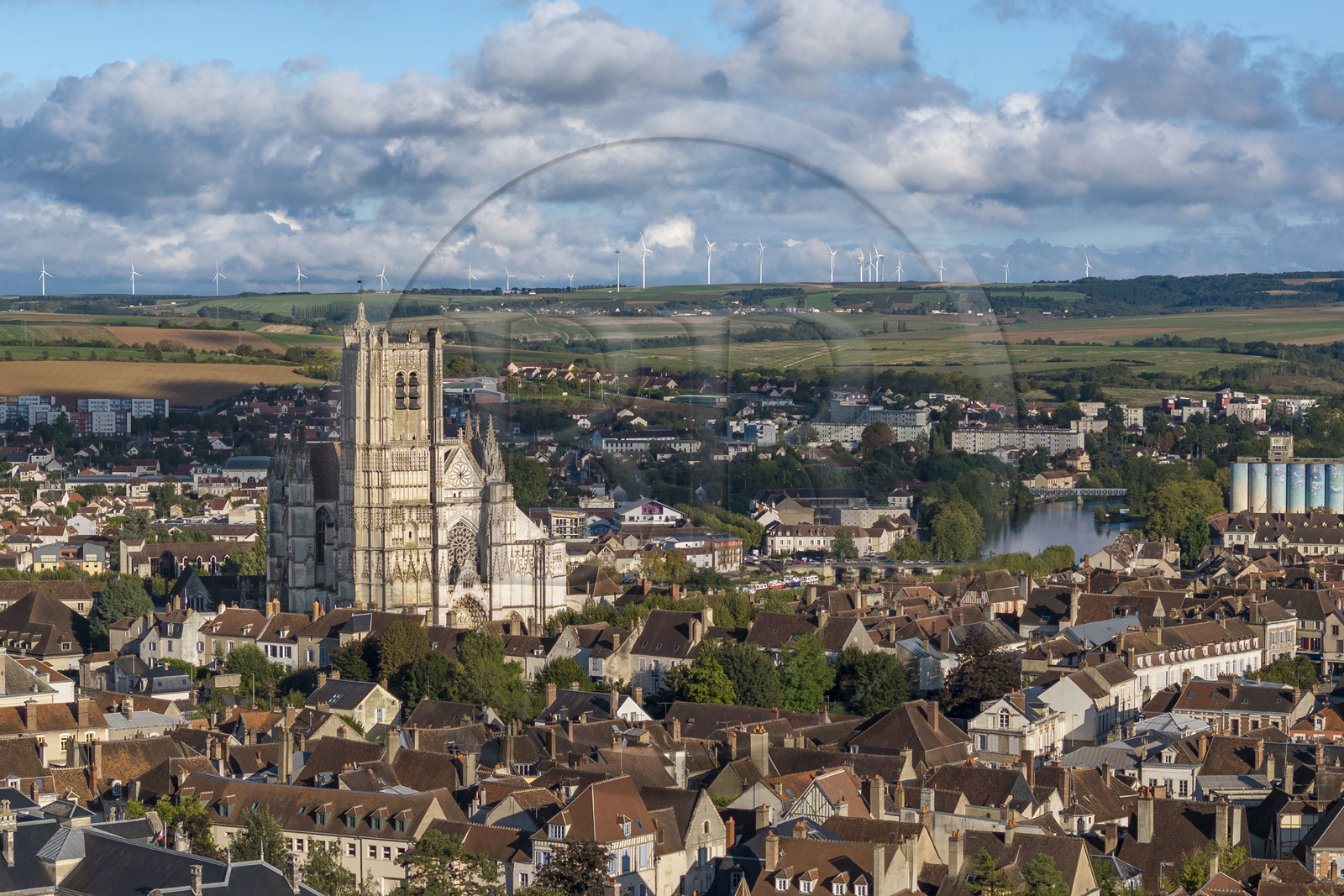France, Yonne (89), Auxerre, la cathédrale Saint-Etienne et les collines qui entourent la ville en arrière plan (vue aérienne)