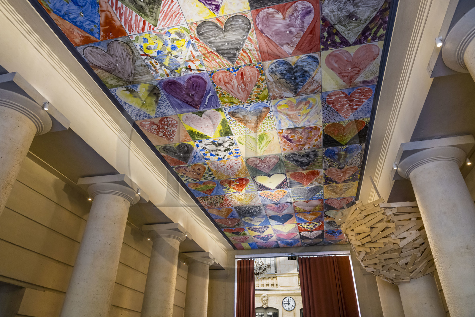 France, Hérault (34), Montpellier, centre historique appelé l’Ecusson, Hotel Richer de Belleval, Faire danser le plafond (2019) carreaux de grés et émaux de l'artiste Jim Dine et Tree Huts in Montpellier sculpture de l'artiste Tadashi KAWAMATA pour la Fondation d’entreprise GGL dans l'entrée