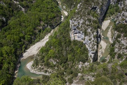 France, Alpes-de-Haute-Provence (04), parc naturel régional du Verdon, Gorges du Verdon, vue sur le Verdon et la Brèche Imbert depuis le belvédère du balcon de la Mescla où les eaux du fleuve se mèlent à son affluent l'Artuby