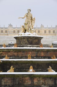 France, Yvelines (78), parc du château de Versailles sous la neige, classé Patrimoine Mondial de l'UNESCO, le Bassin de Latone