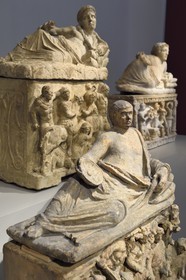 Allemagne, Berlin, l'Ile aux musées, classée Patrimoine Mondial de l'UNESCO, Altes Museum abritant une collection d'oeuvres antiques, urne cinéraire étrusque avec couvercle (150-100 avant JC)