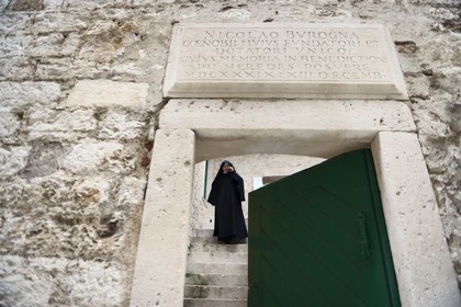 Croatie, Dalmatie, côte dalmate, Sibenik, Couvent Sainte-Lucie (samostan sv. Luce), nonne au téléphone venant à la porte principale, soeur Fortunata