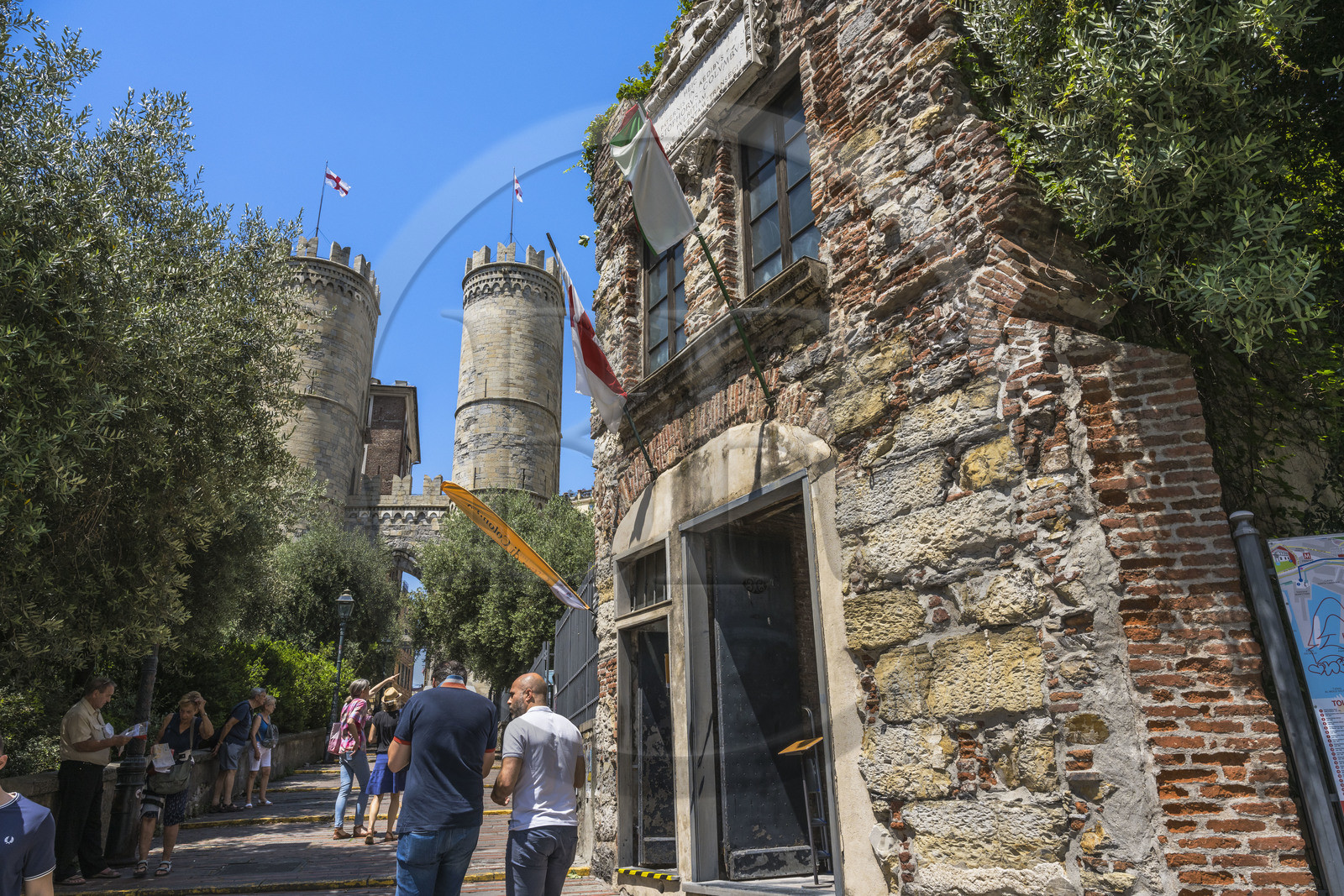 Italie, Ligurie, Gênes, la maison-musée de Christophe Colomb, une reconstruction datant du XVIIIème siècle de l’édifice original, la Porta Soprana (Tours de Sant'Andrea) et les Remparts de Barberousse en arrière plan