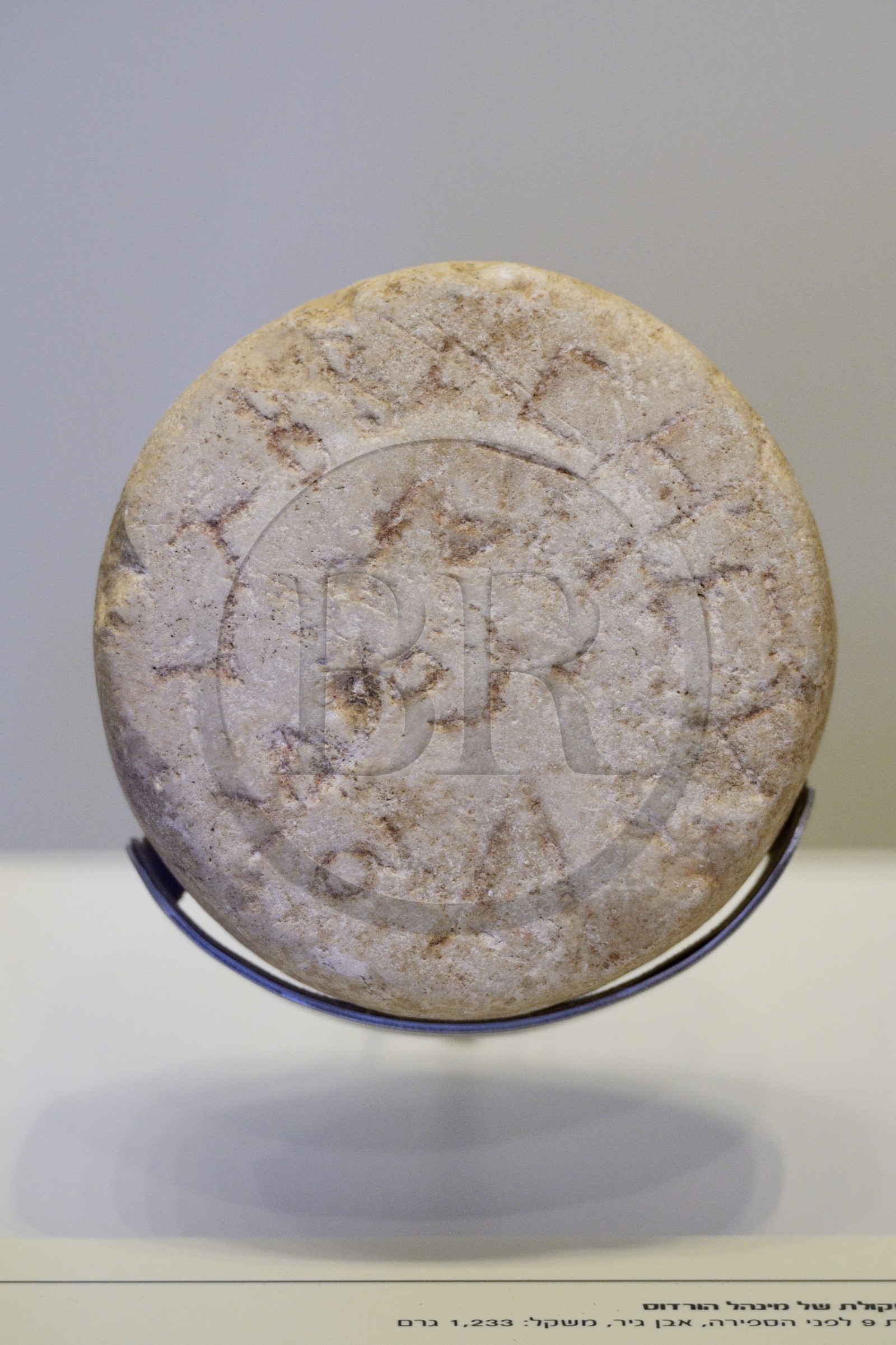 Israel, Jérusalem, quartier de Guivat Ram, musée d'Israel, departement d'archéologie, poids officiel du règne d'Hérode portant une inscription grecque qui se lit 32 ans du roi Hérode, le bienfaiteur, fidèle à César, inspecteur des marchés, 3 minas