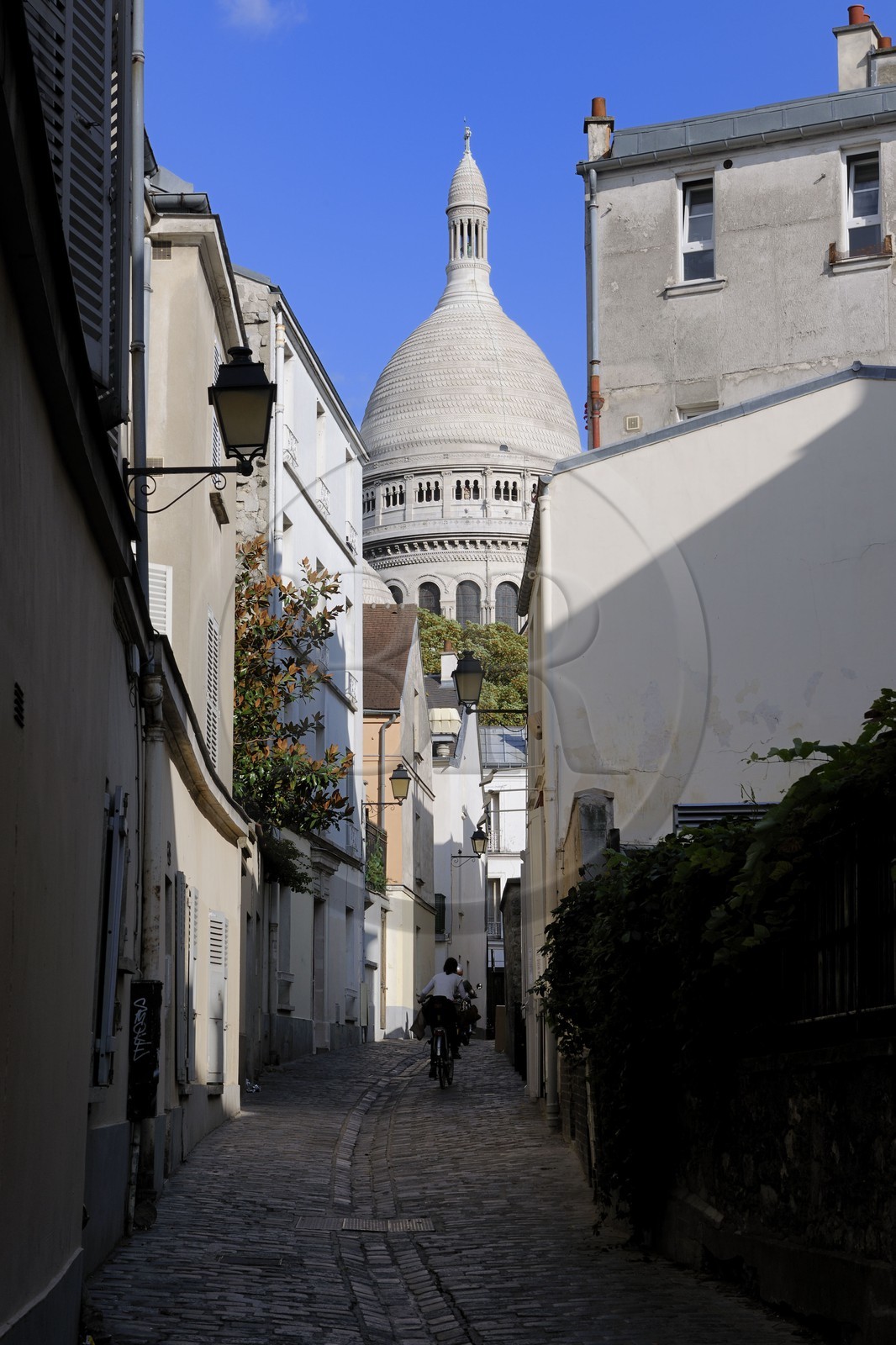 France, Paris (75), la Butte Montmartre, terrasses de café rue Saint-Rustique et la basilique du Sacré-Coeur